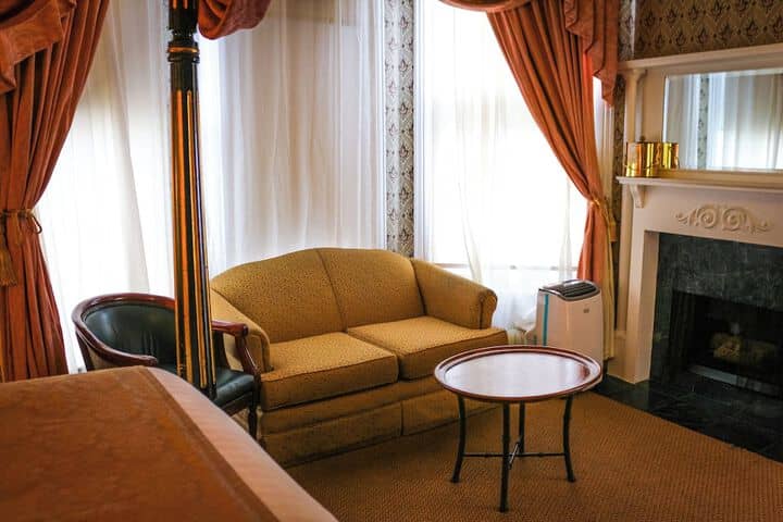 Room 15 of 38